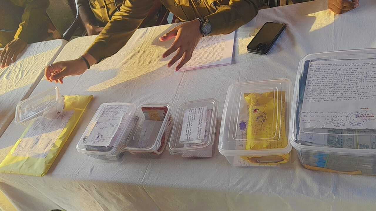 Chaibasa News : टाटा कॉलेज के बैंक खाते से 1.58 करोड़ की निकासी में महिला समेत तीन गिरफ्तार