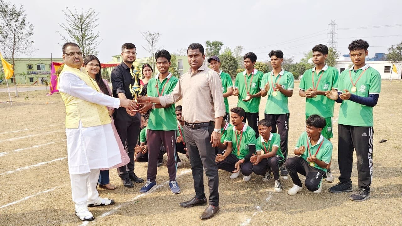 Chaibasa News : फुटबॉल में सुवर्णरेखा और क्रिकेट में दामोदर हाउस बना विजेता