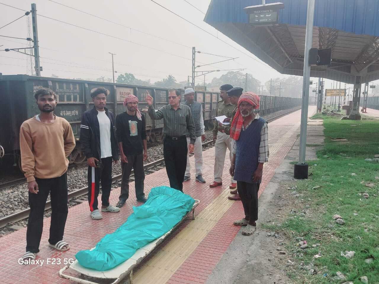 East Singhbhum News : टाटा से मजदूरी कर घर लौट रहे मुसाबनी के मजदूर की ट्रेन से गिरकर मौत