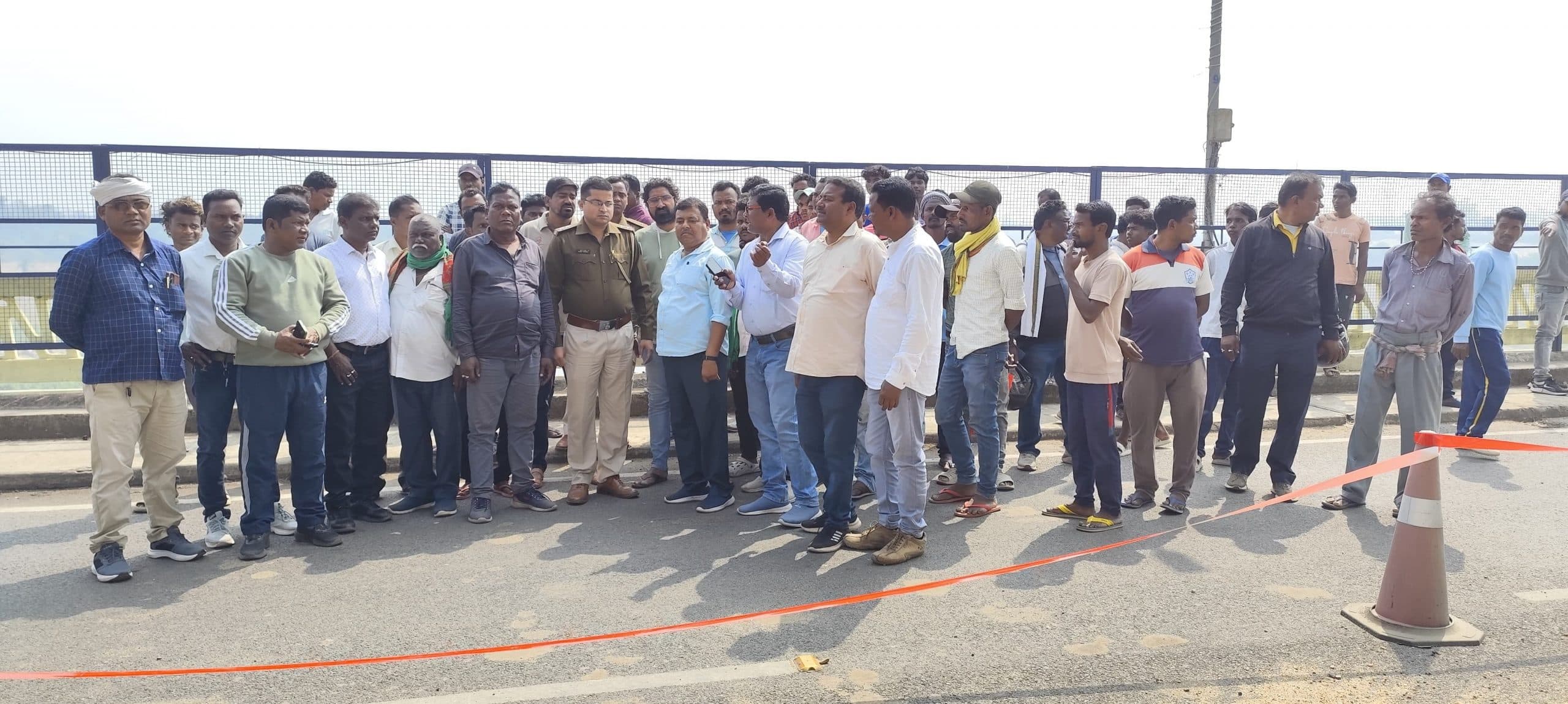 East Singhbhum News : गालूडीह बराज पुल पर ठेकेदार ने लगाया बालू का ढेर, बाइक फिसलने से युवक की मौत