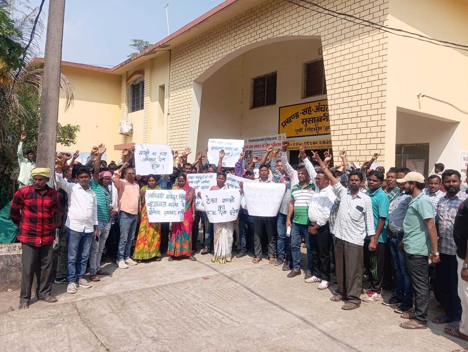 East Singhbhum News : बागजाता माइंस की ठेका कंपनियों के नहीं आने से वार्ता स्थगित, मजदूरों ने खदान प्रबंधक को हटाने की मांग की