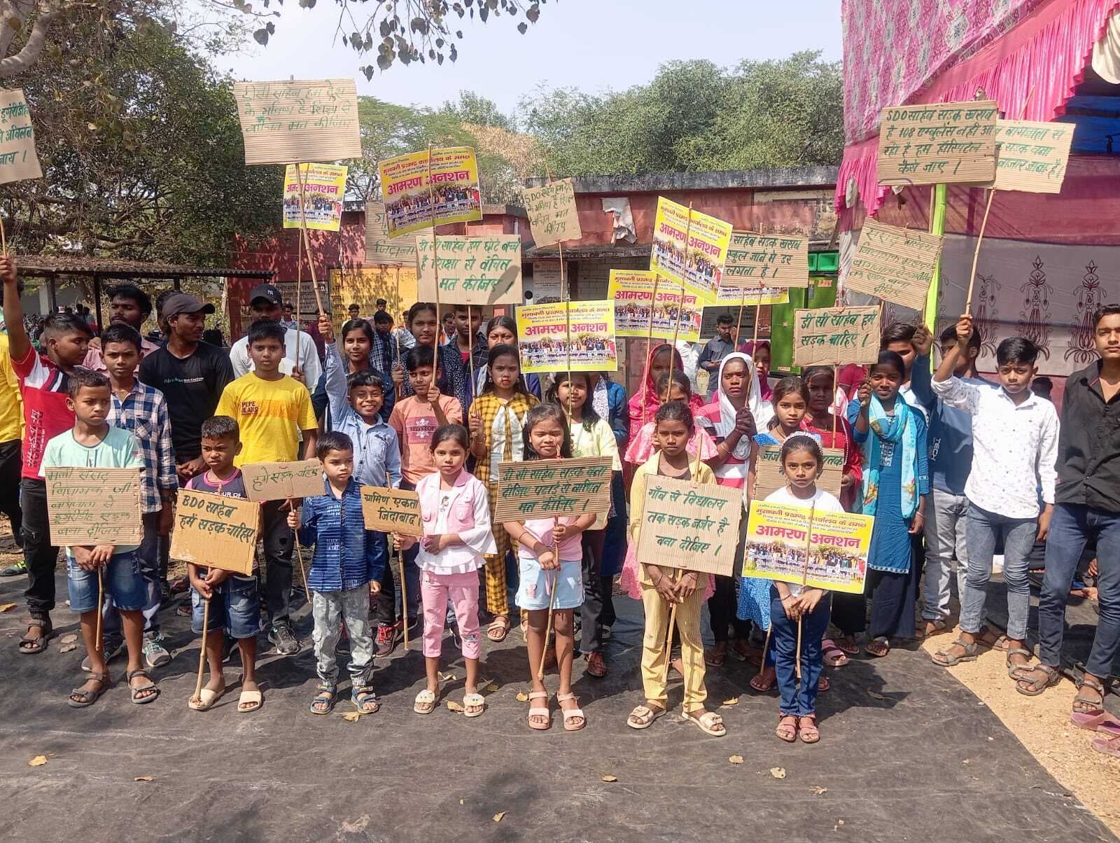 East Singhbhum News : बागजाता माइंस से डुंगरीडीह तक रोड बदहाल, तीन किमी जर्जर सड़क को 8 किमी पैदल मार्च, वार्ता में बनी सहमति, बागजांता सड़क की मरम्मत 25 से शुरू करेगा यूसिल प्रबंधन