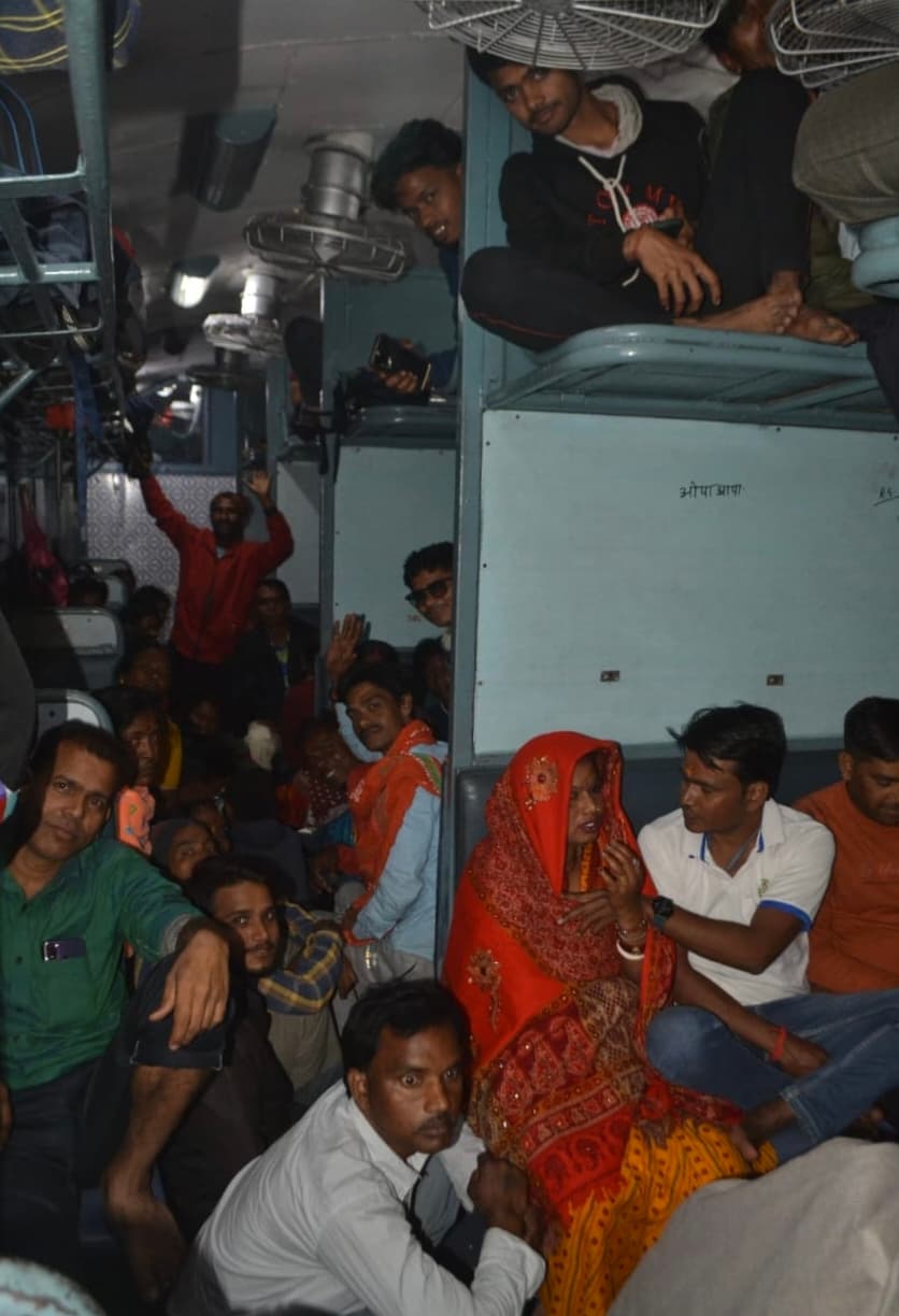 Dhanbad News : शाम में प्लेटफॉर्म पर लगा दी गयी कुंभ स्पेशल, आते रहे यात्री, ट्रेन में हुए सवार