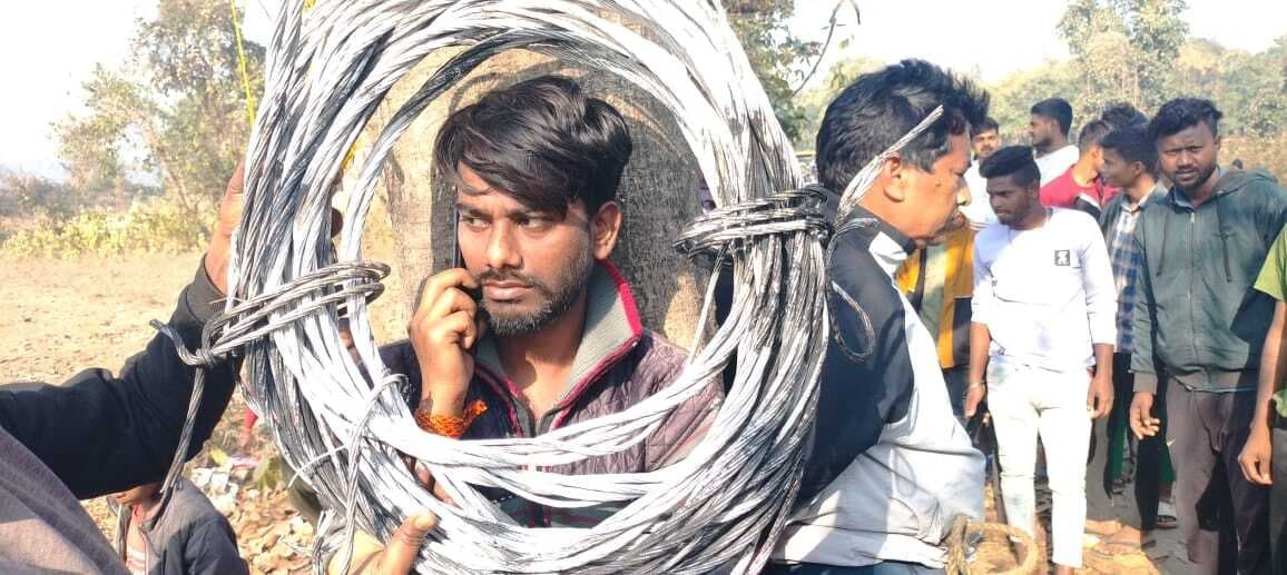 Dhanbad News : बिजली का केबल चुराने के आरोप में तीन युवकों को बंधक बनाया, पुलिस को सौंपा