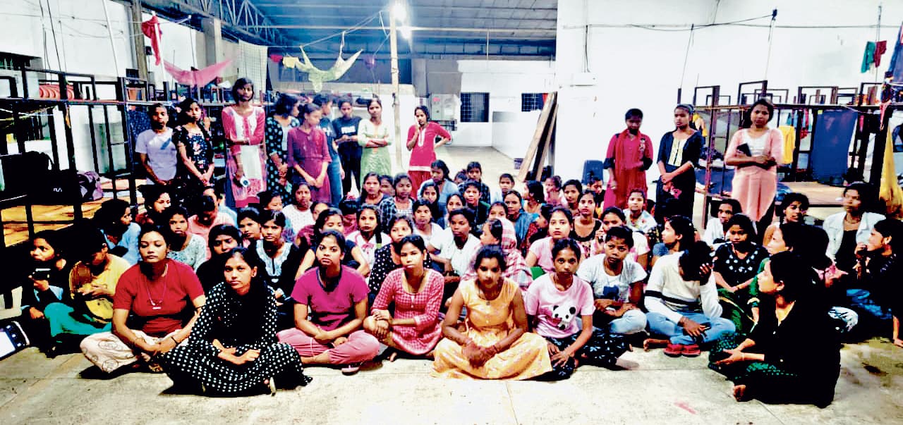 गेट पर ताला: सोनारपुर के कारखाने में फंसी हैं धनबाद की सौ युवतियां