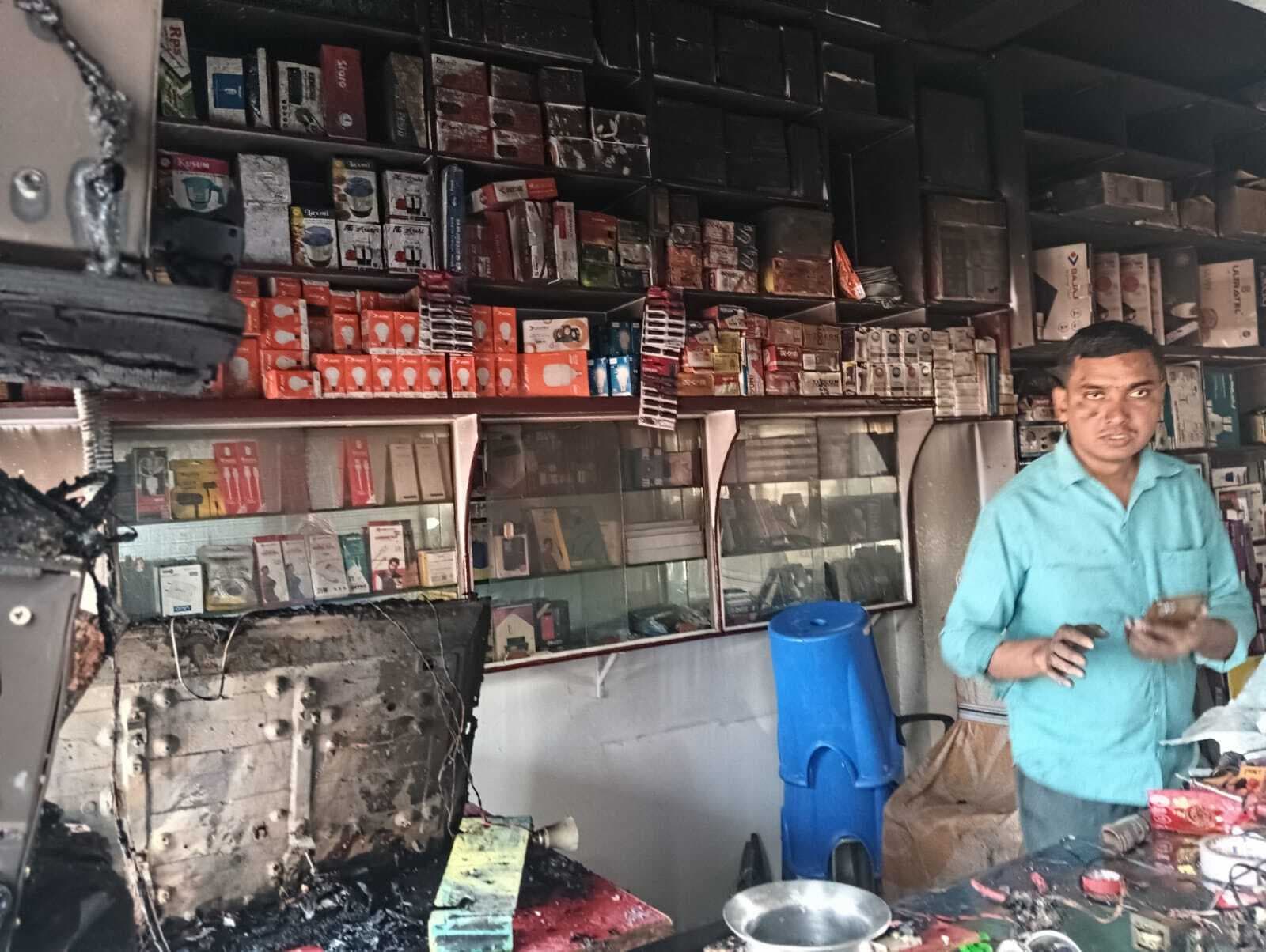 शॉर्ट सर्किट से लगी आग, लाखों का सामान जलकर राख