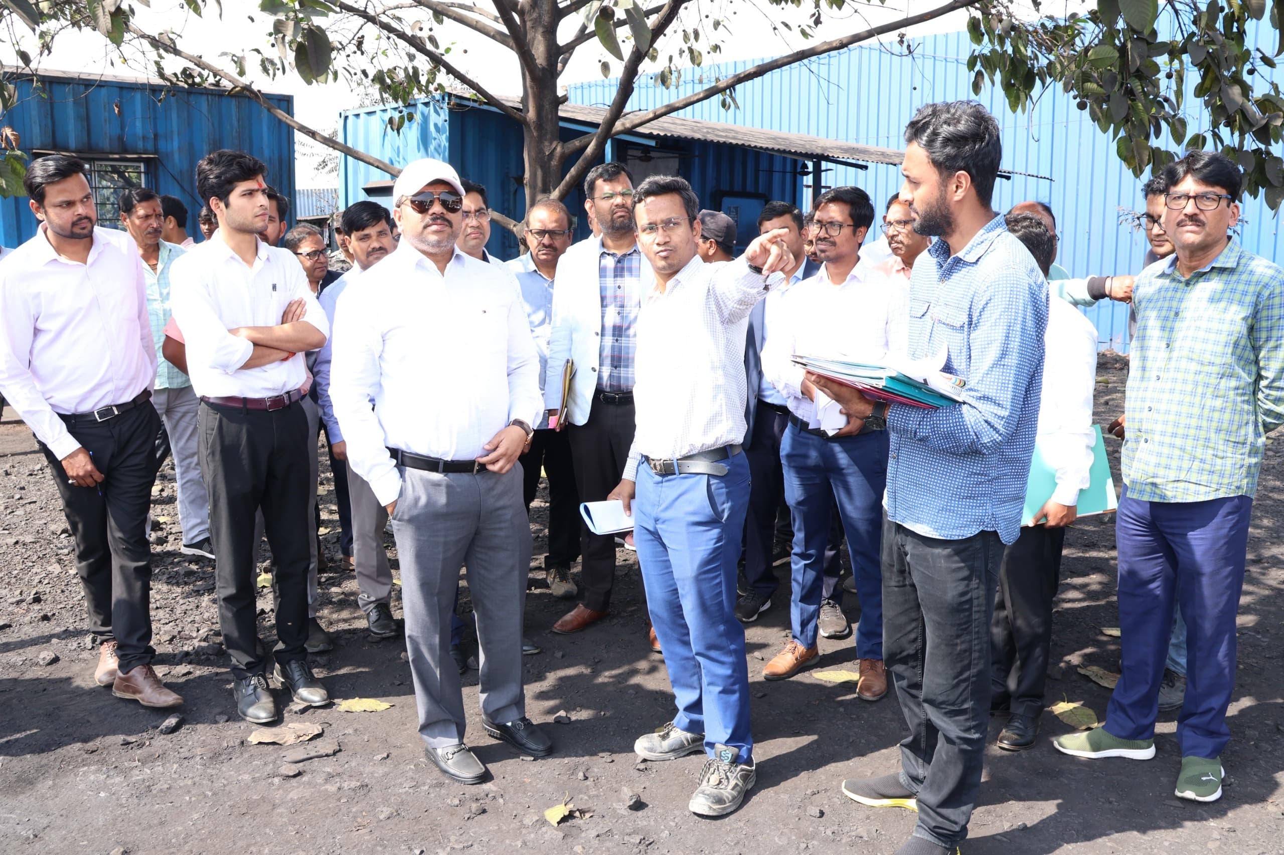 गुड्स शेड के पास स्प्रिंकलर से पानी का हो छिड़काव : डीसी