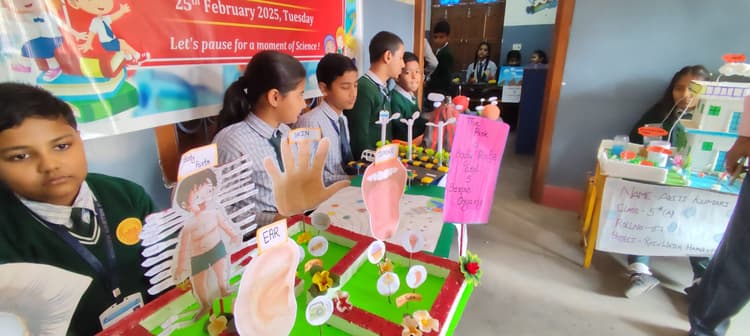 बच्चों का विज्ञान कौशल देख मुग्ध हुए लोग