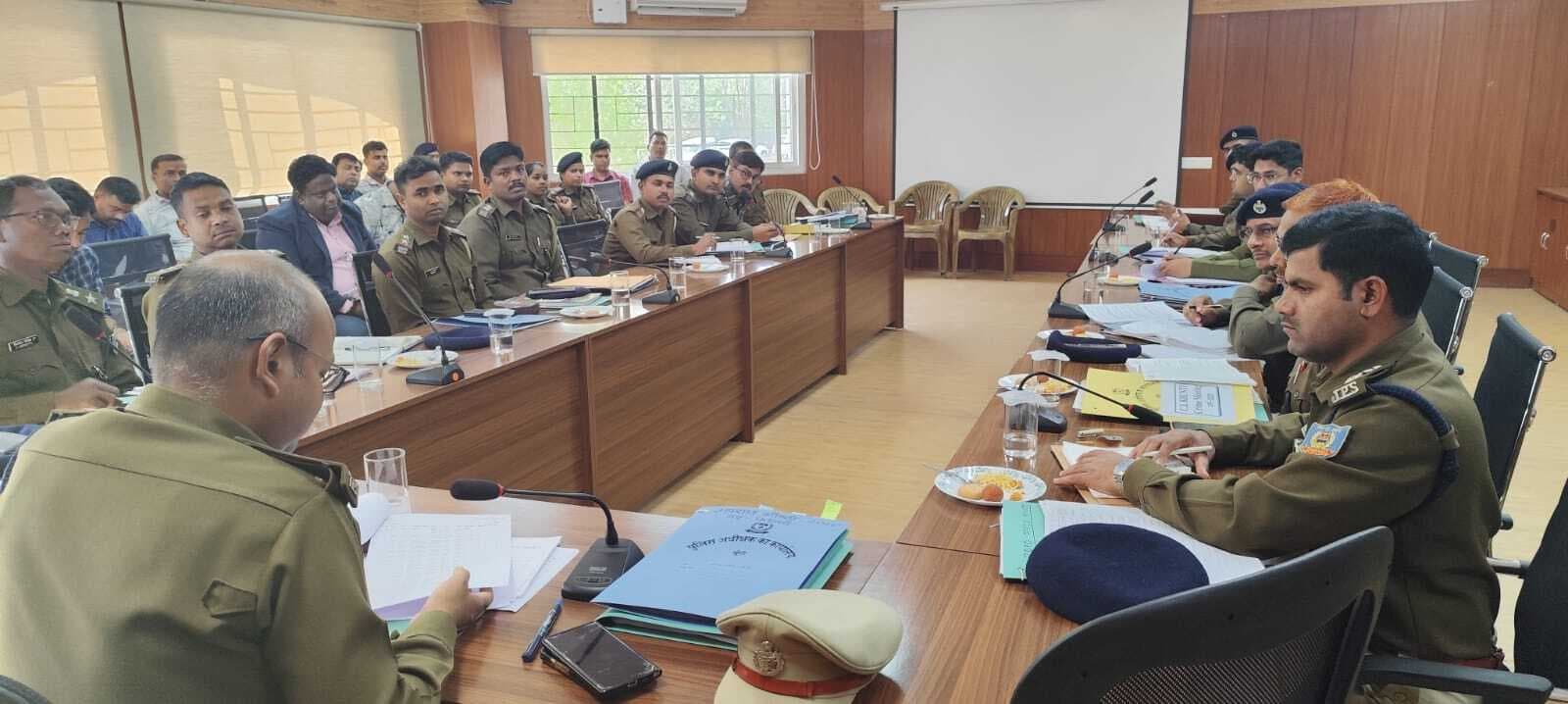 थाना में लंबित मामले को जल्द निपटायें थानेदार : एसपी