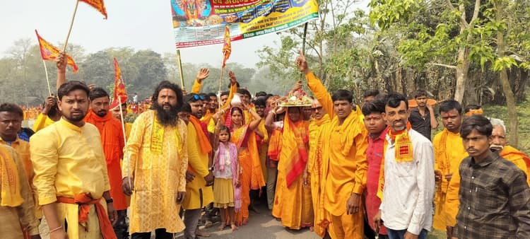 प्याजी गांव में कलश शोभायात्रा के साथ अखण्ड महाविष्णु यज्ञ प्रारंभ