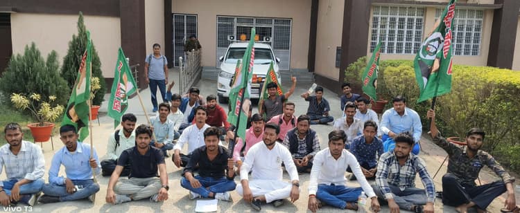 17 सूत्री मांगों को लेकर छात्र राजद का पूर्णिया विवि के समक्ष धरना-प्रदर्शन