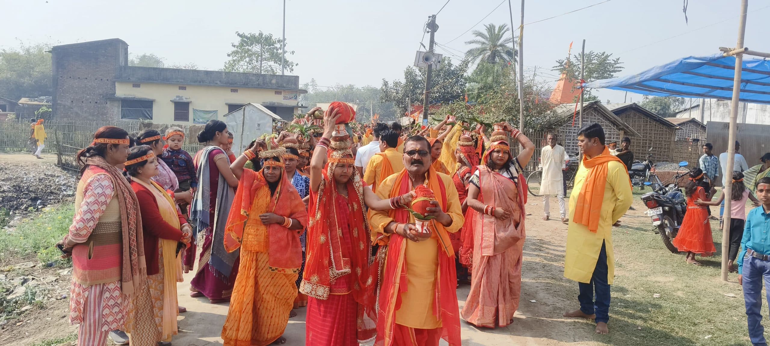 नवनिर्मित शिव मंदिर में प्राण-प्रतिष्ठा को ले निकली कलश शोभायात्रा