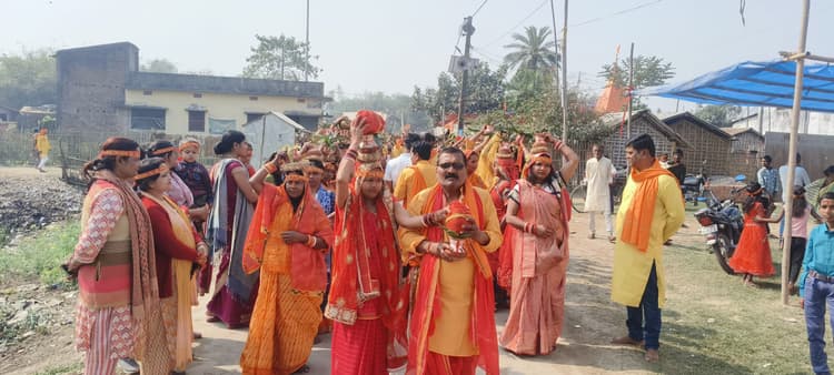 नवनिर्मित शिव मंदिर में प्राण-प्रतिष्ठा को ले निकली कलश शोभायात्रा
