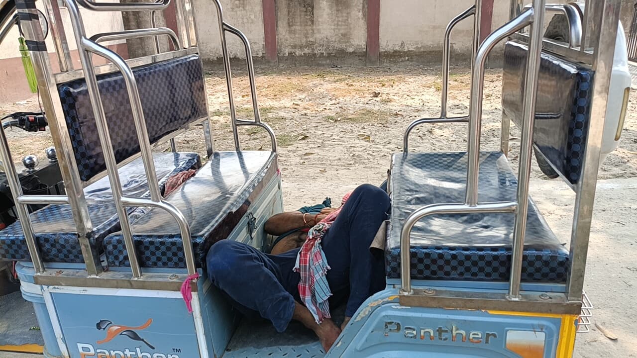 वाहन के टक्कर में बाइक सवार युवक की मौत, अन्य घायल