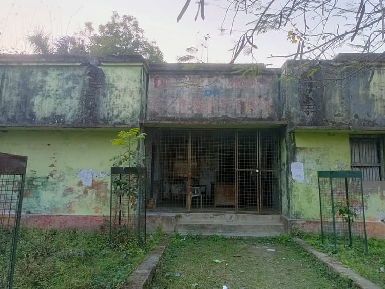 शिक्षकों की कमी से जूझ रहे छात्र, बिना पढ़ाई हर वर्ष दे रहे परीक्षा