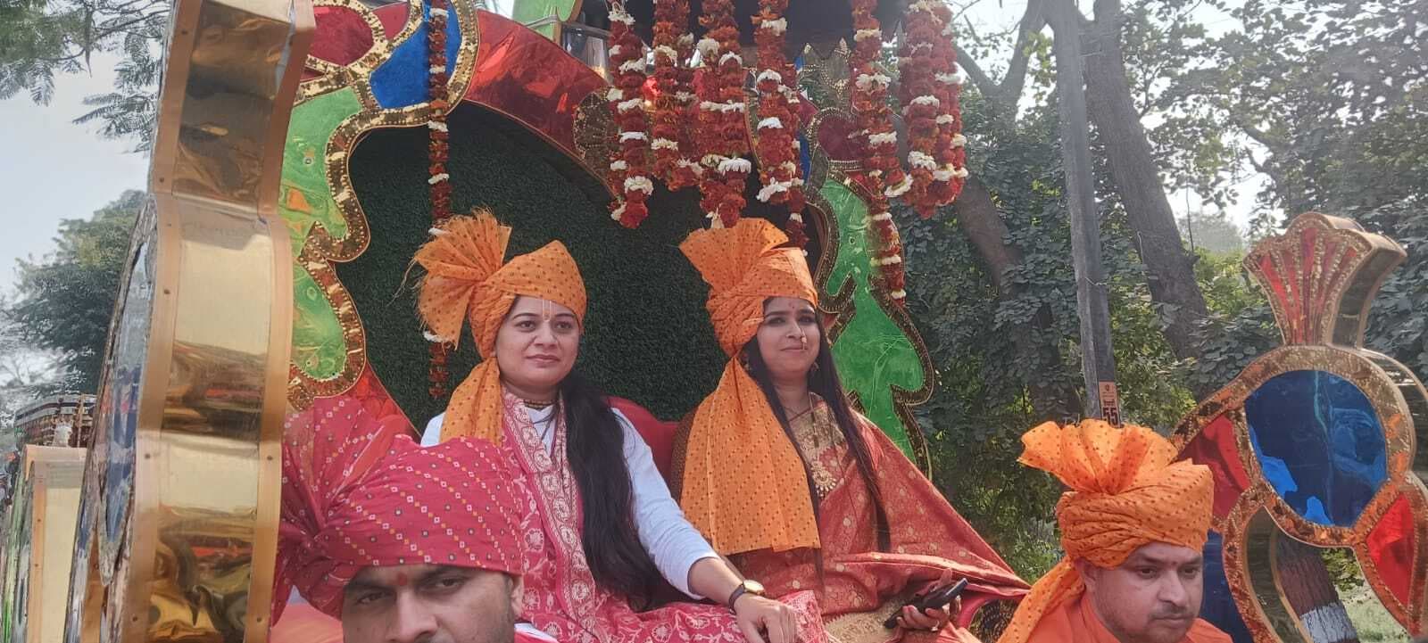 मीरगंज दुर्गा मंदिर से निकली रथयात्रा, श्रद्धालुओं ने की पुष्पवर्षा