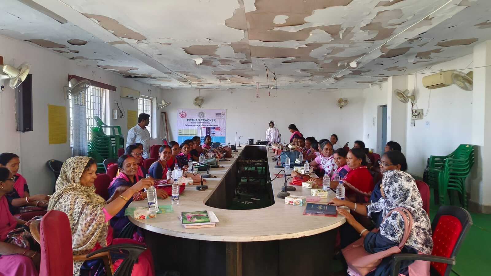 सेविकाओं को पोषण ट्रैकर की दी गयी जानकारी