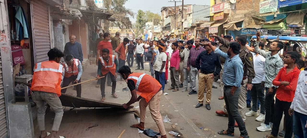 शहर के फुटपाथ से हटाया गया अतिक्रमण