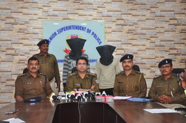 Jamshedpur News : पुलिस ने हथियार के साथ तीन युवकों को किया गिरफ्तार