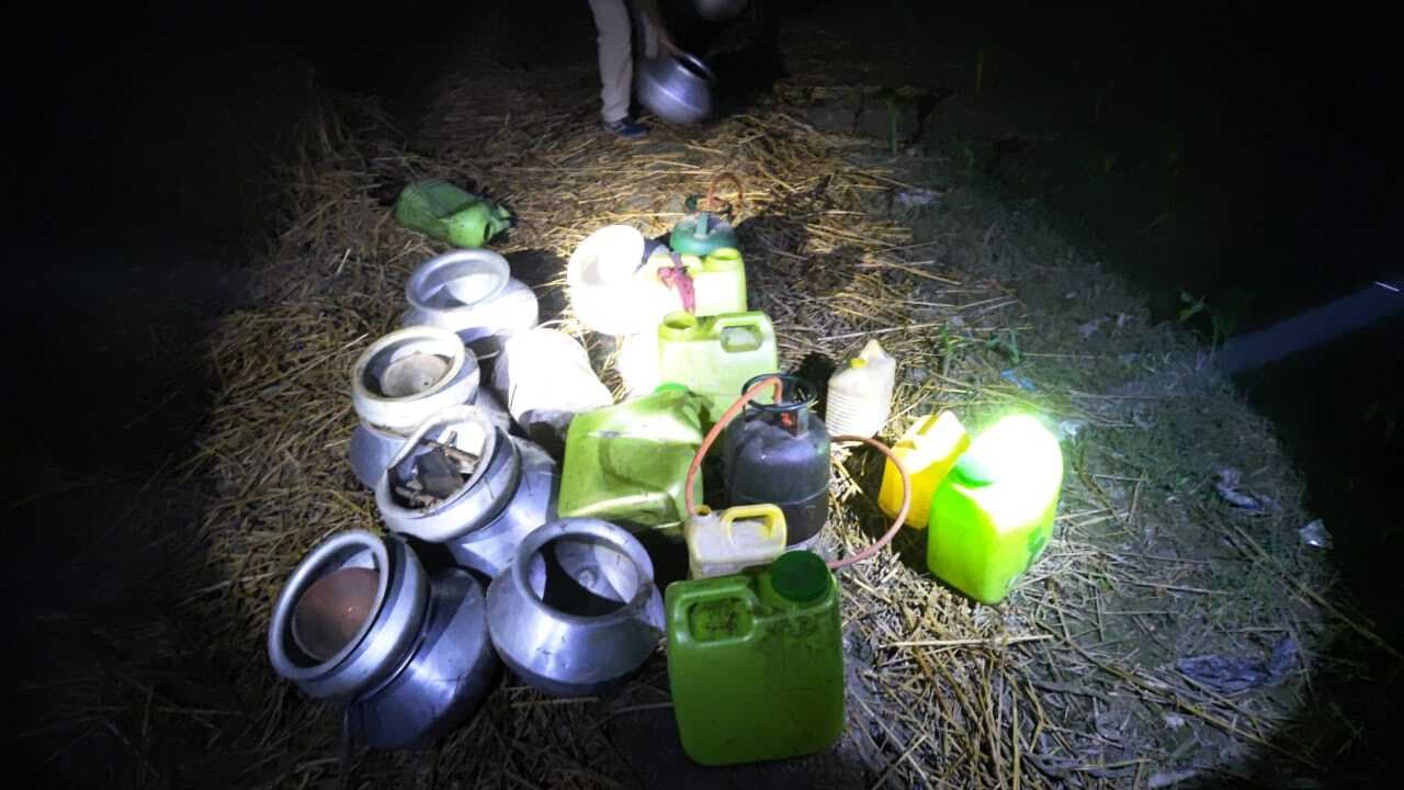 103 लीटर देसी चुलाई शराब के साथ एक महिला तस्कर गिरफ्तार, दो फरार