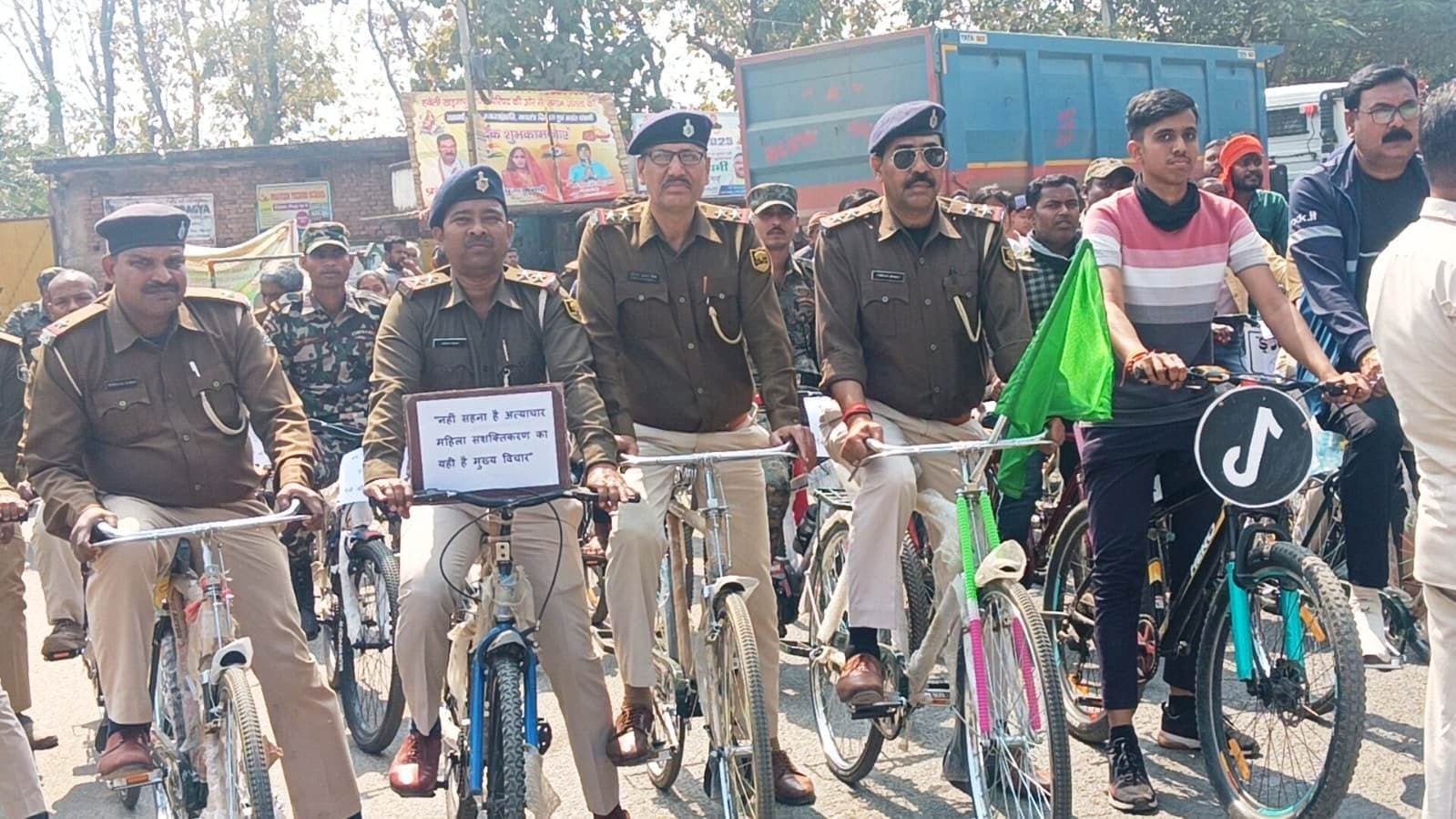 पुलिस सप्ताह पर निकली साइकिल रैली