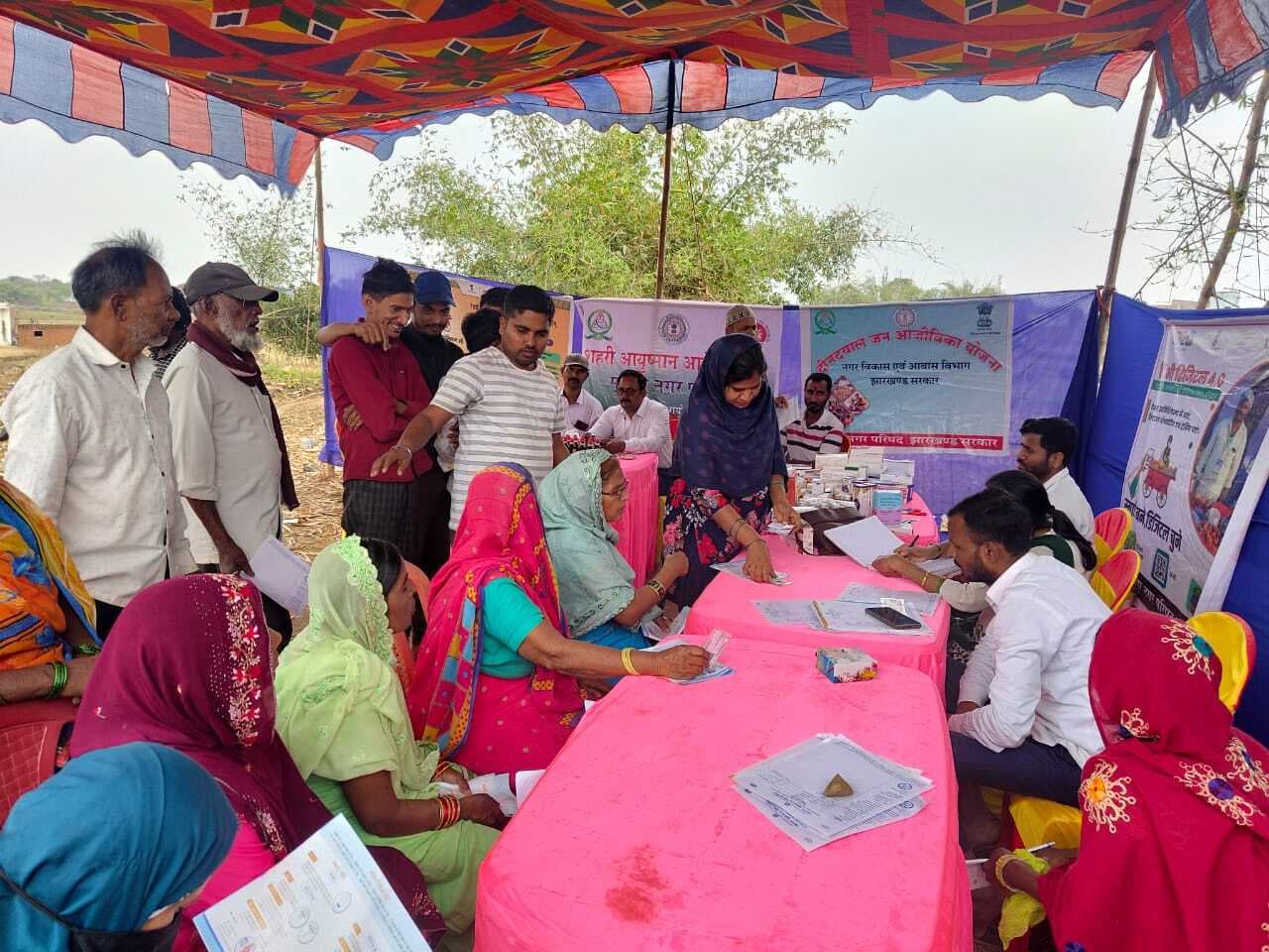स्वास्थ्य शिविर में मरीजों की हुई बीपी व शुगर की जांच