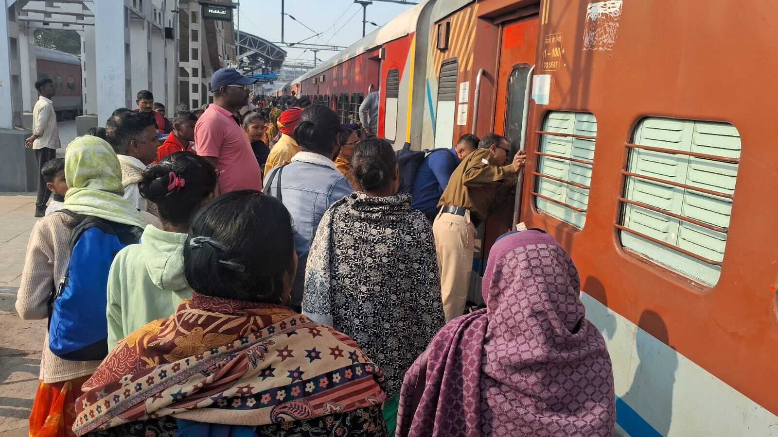 ब्रह्मपुत्र मेल में सभी बोगियां के दरवाजे बंद रहने से दर्जनों रेलयात्रियों की छुटी ट्रेन