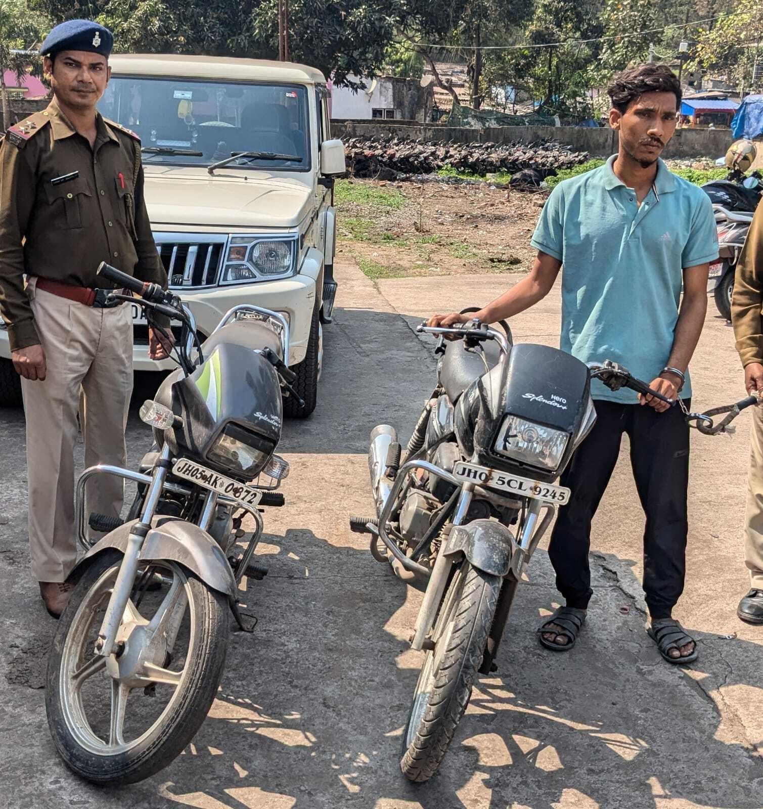 Jamshedpur news. पेट्राेल देख कर बाइक चोरी करने वाले गिरोह का एक सदस्य गिरफ्तार, दो बाइक बरामद