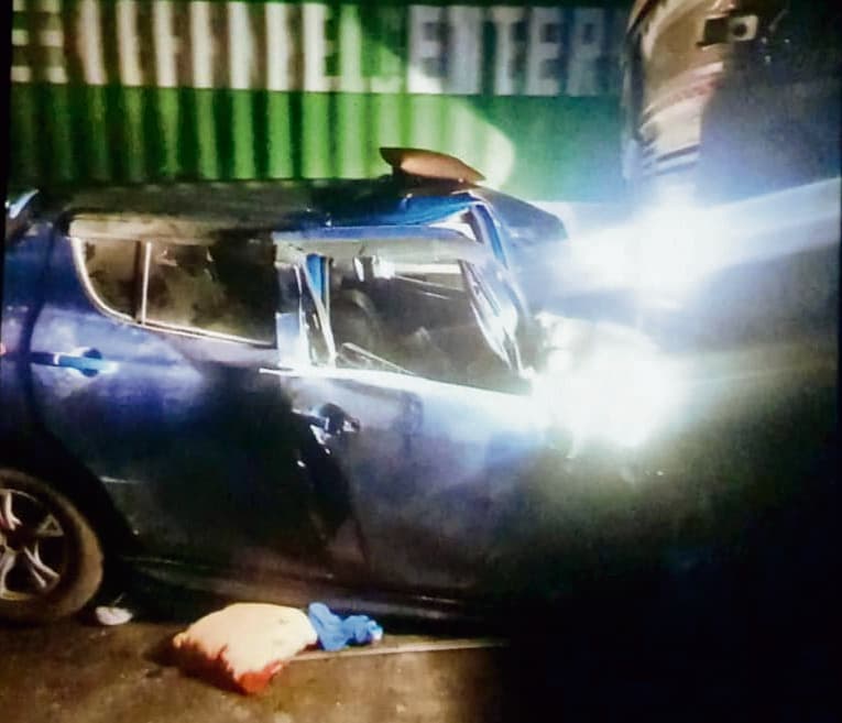 ट्रक की टक्कर से कार सवार दंपती की मौत, दो बेटियां जख्मी