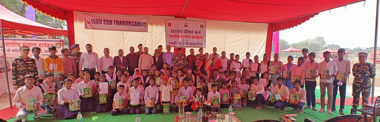 स्कूली छात्र-छात्राओं के बीच एसएसबी ने 16 स्टडी लाइट का किया वितरण