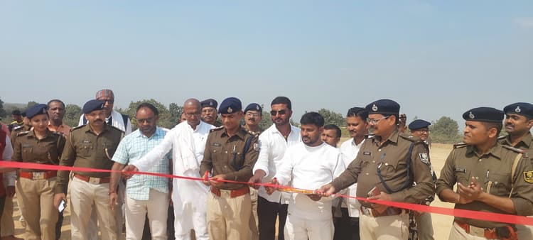फुटबॉल मैच में चार टीमों ने लिया हिस्सा