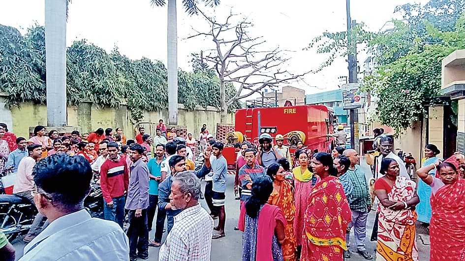 डॉक्टर के मकान की छत से नीचे कॉर्निस पर गिरी सास, हो गयी मौत