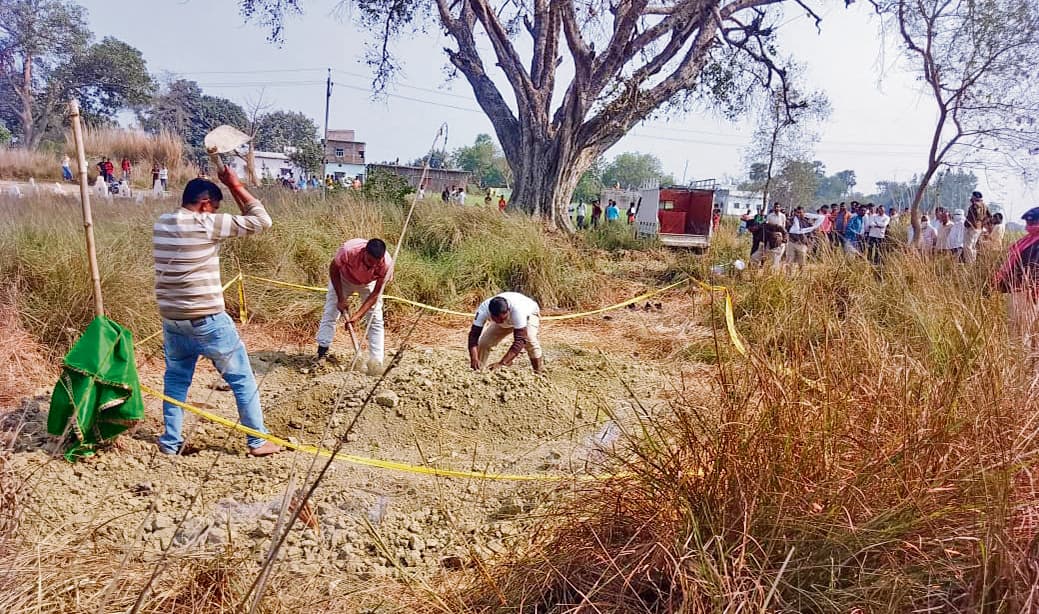 Gopalganj News  : कब्र खोदकर निकाला गया दहेज के लिए मार दी गयी नूरजहां का शव, पिता ने करायी थी दहेज हत्या की प्राथमिकी