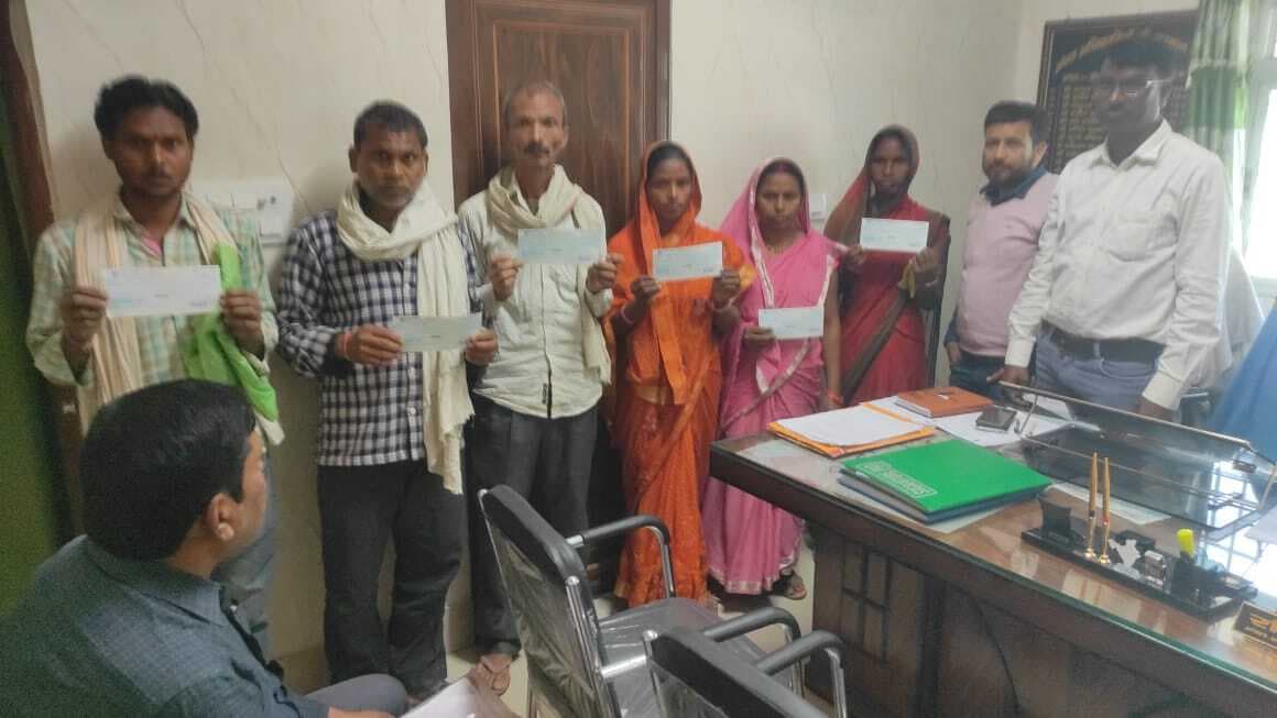 आठ पीड़ित परिवारों को दिया चेक