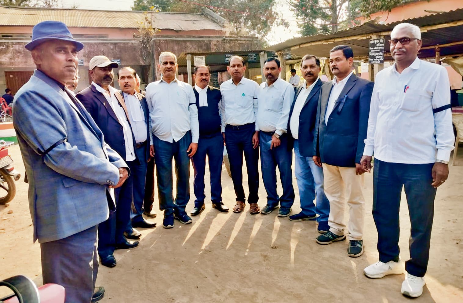 Hajipur News : अधिवक्ताओं ने काली पट्टी लगाकर किया काम