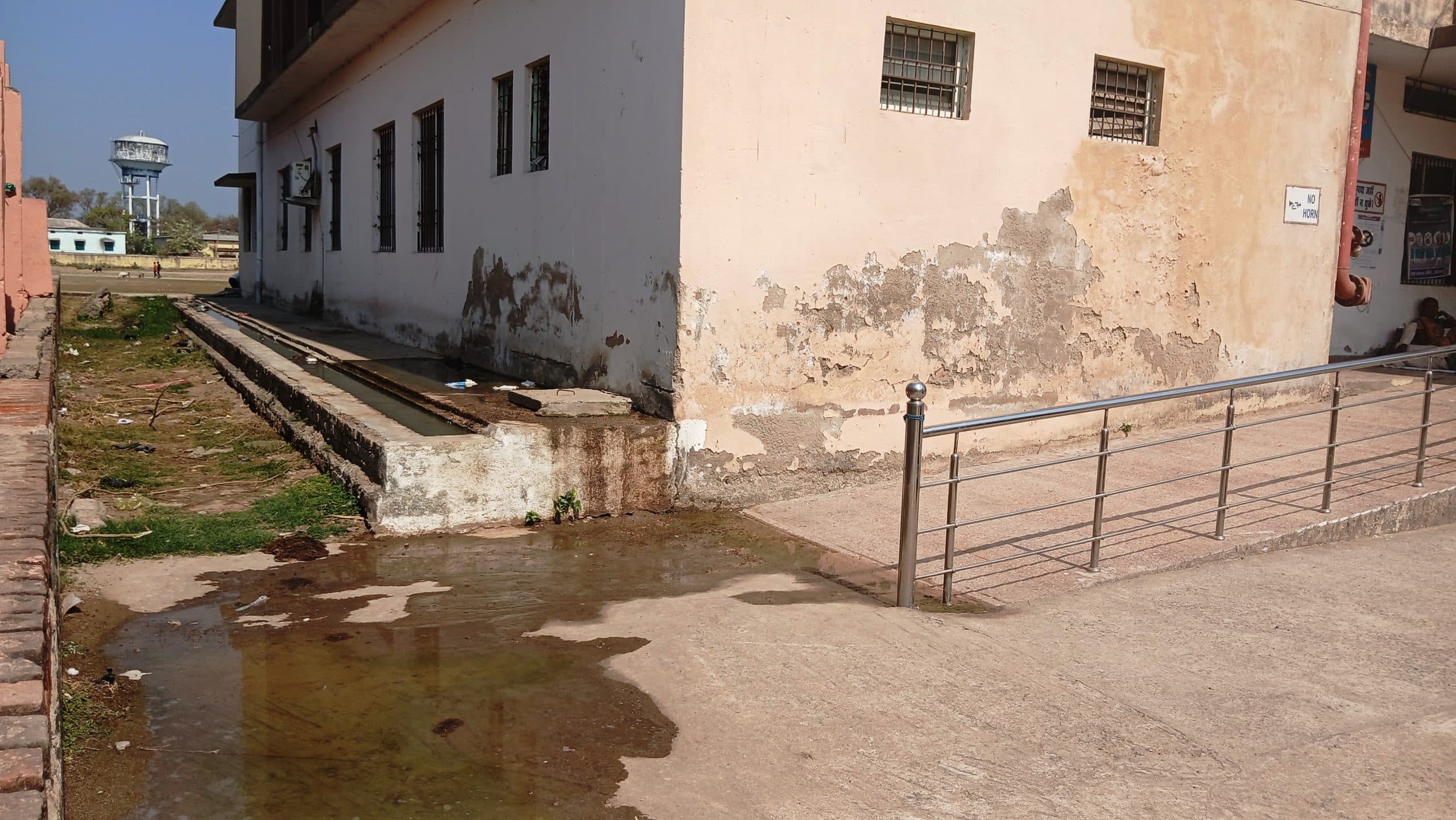 Aurangabad News : अस्पताल परिसर में बह रहा शौचालय का गंदा पानी