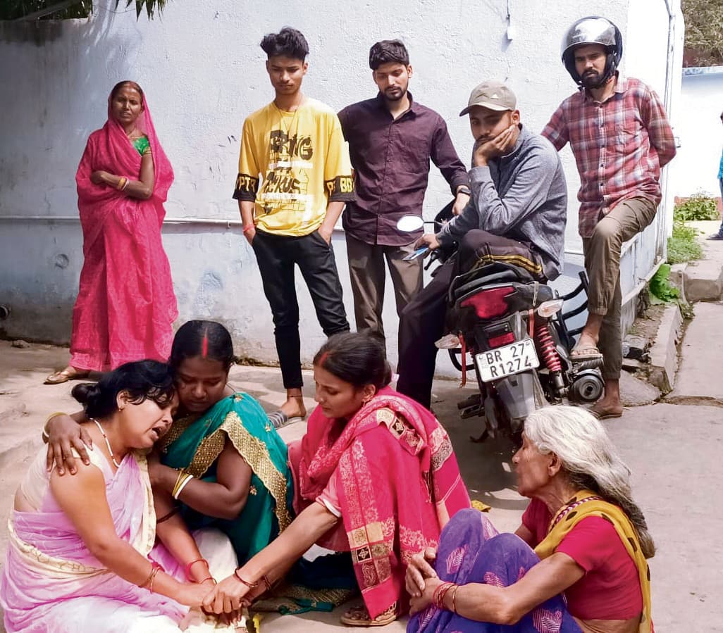 फरहा गांव के समीप बोलेरो की टक्कर से टेंपो सवार एक की मौत, 15 घायल