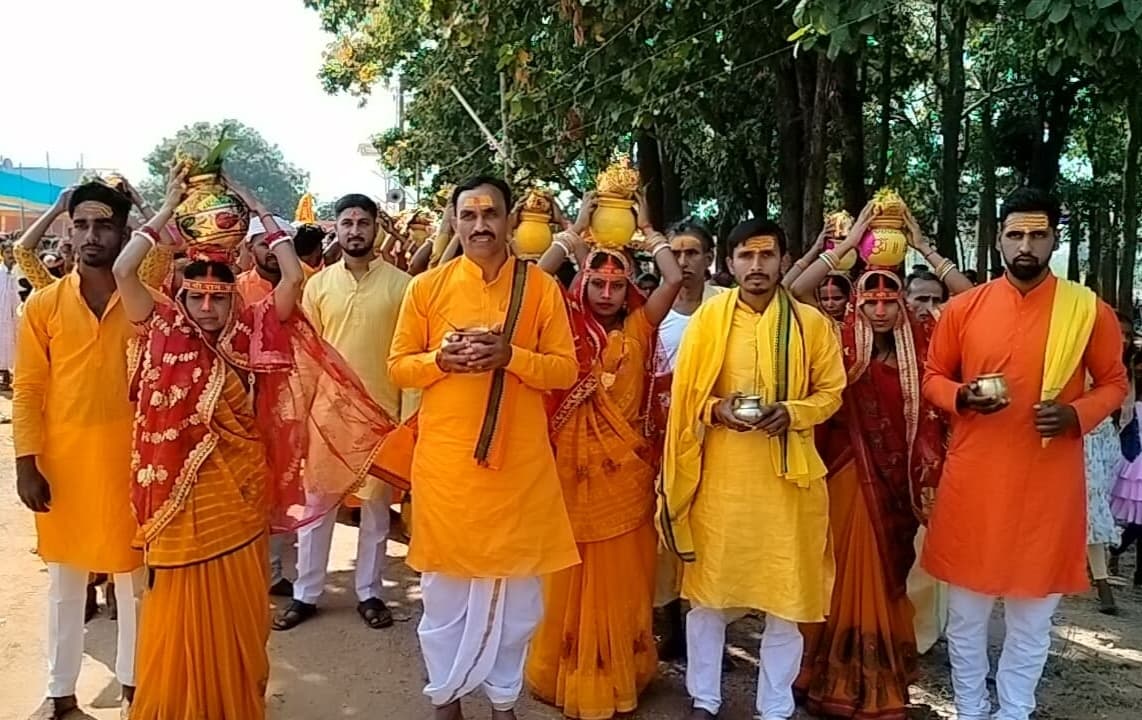 Girirdih News : कलश यात्रा के साथ प्राण प्रतिष्ठा महोत्सव शुरू, जयकारों से माहौल हुआ भक्तिमय