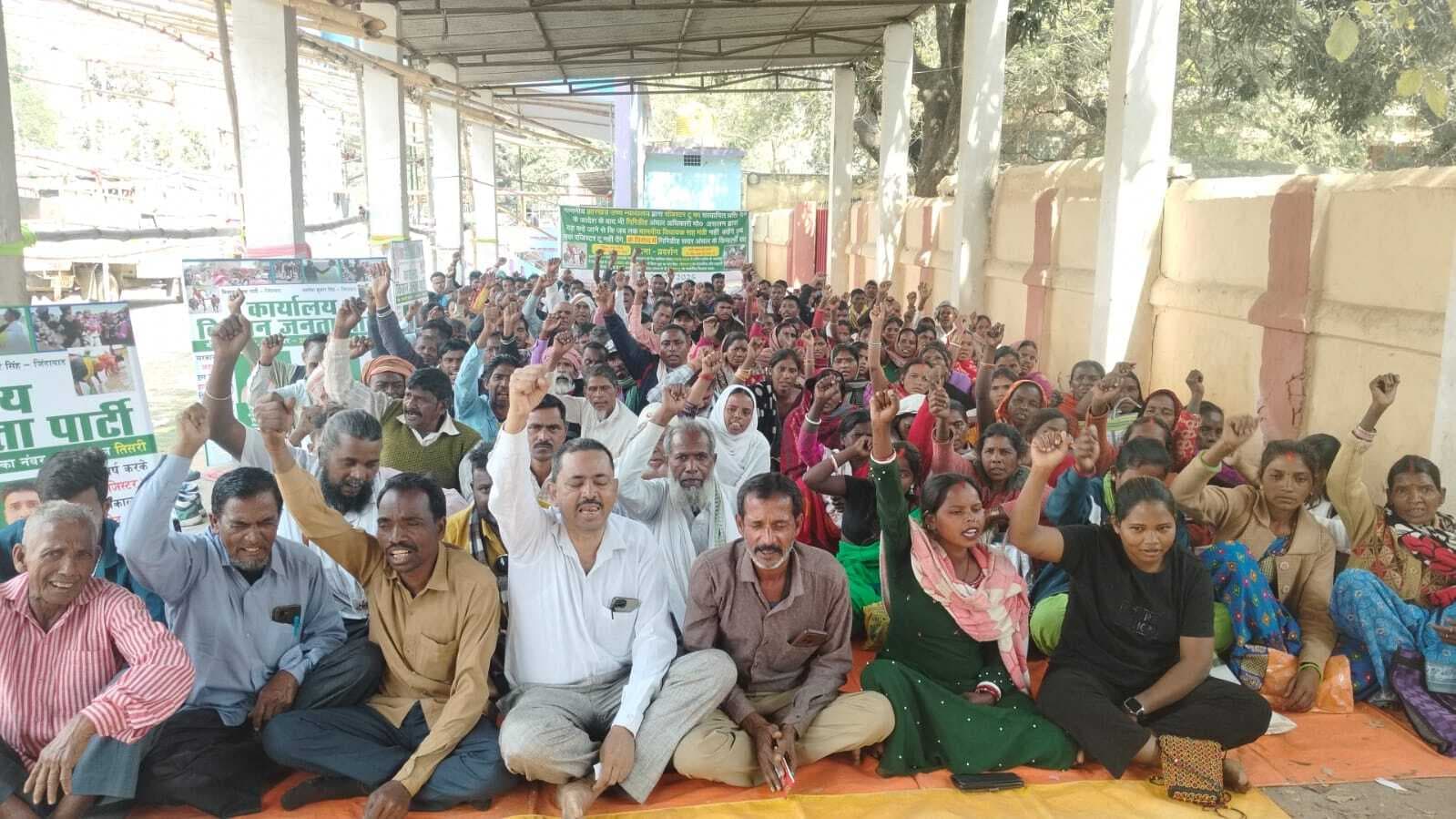 Girirdih News : रजिस्टर टू नहीं देने के विरोध में किसानों ने दिया धरना