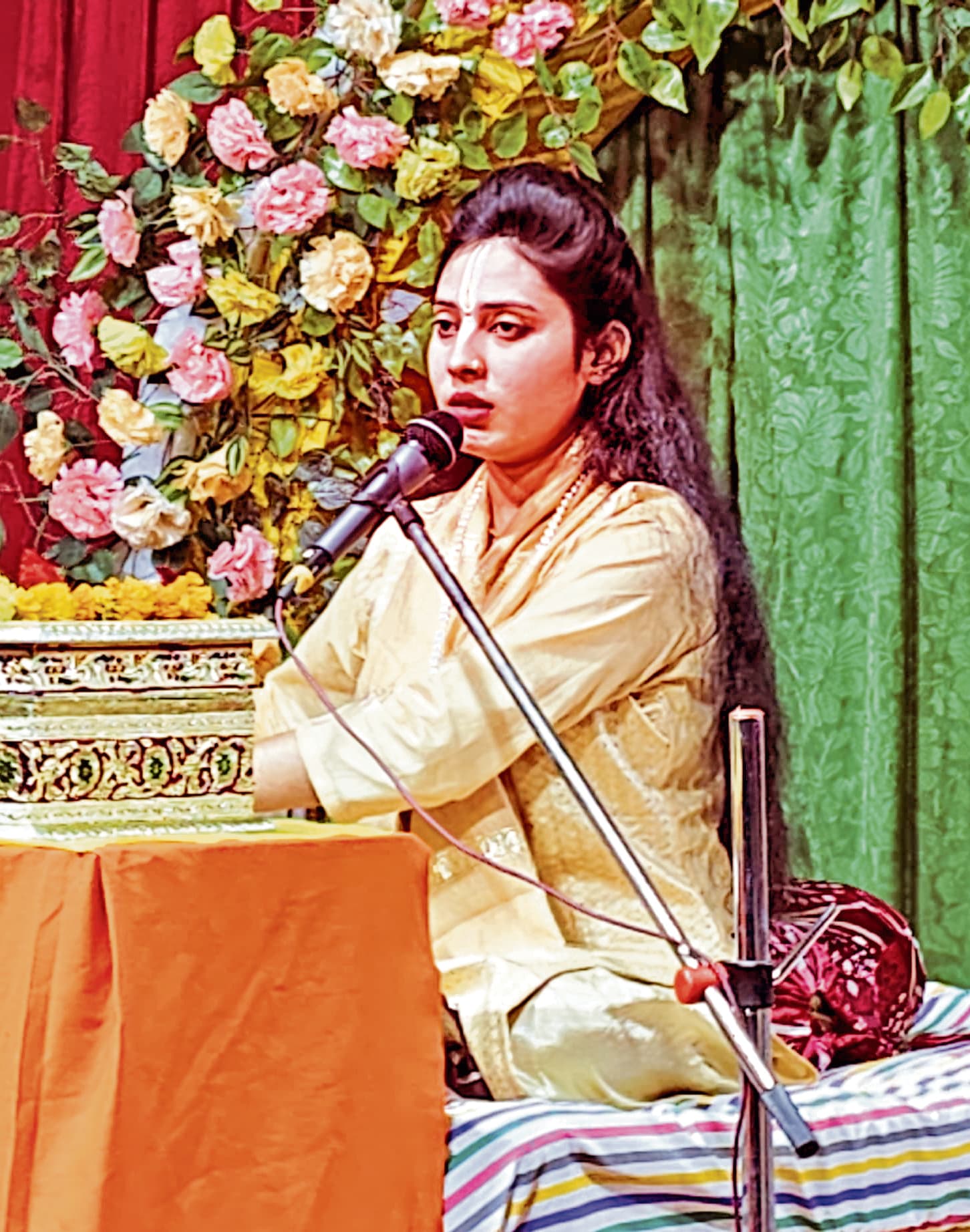 श्रद्धालुओं ने व्यासपीठ व राम चरितमानस की आरती उतारी