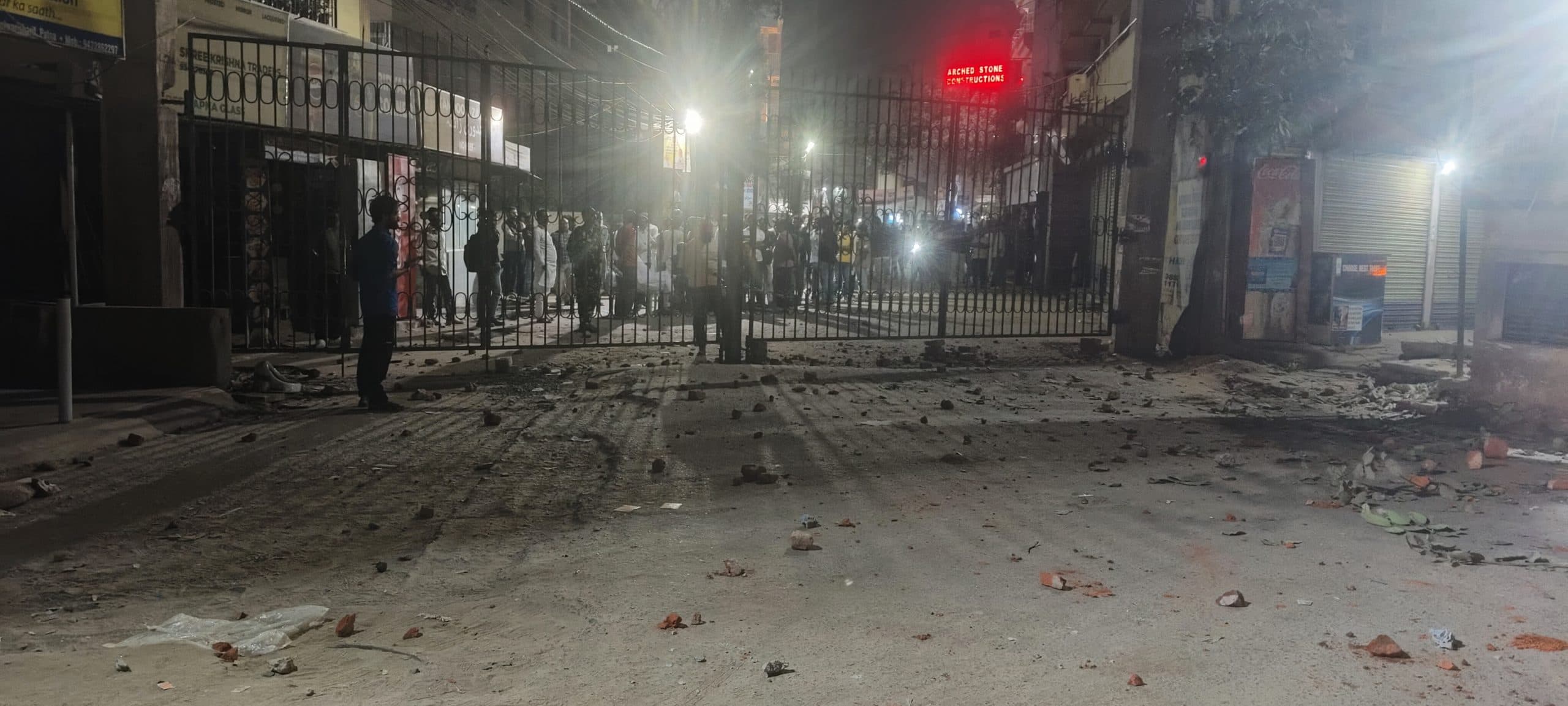 हारून नगर सेक्टर दो के सामने गेट लगाने के विवाद में पथराव