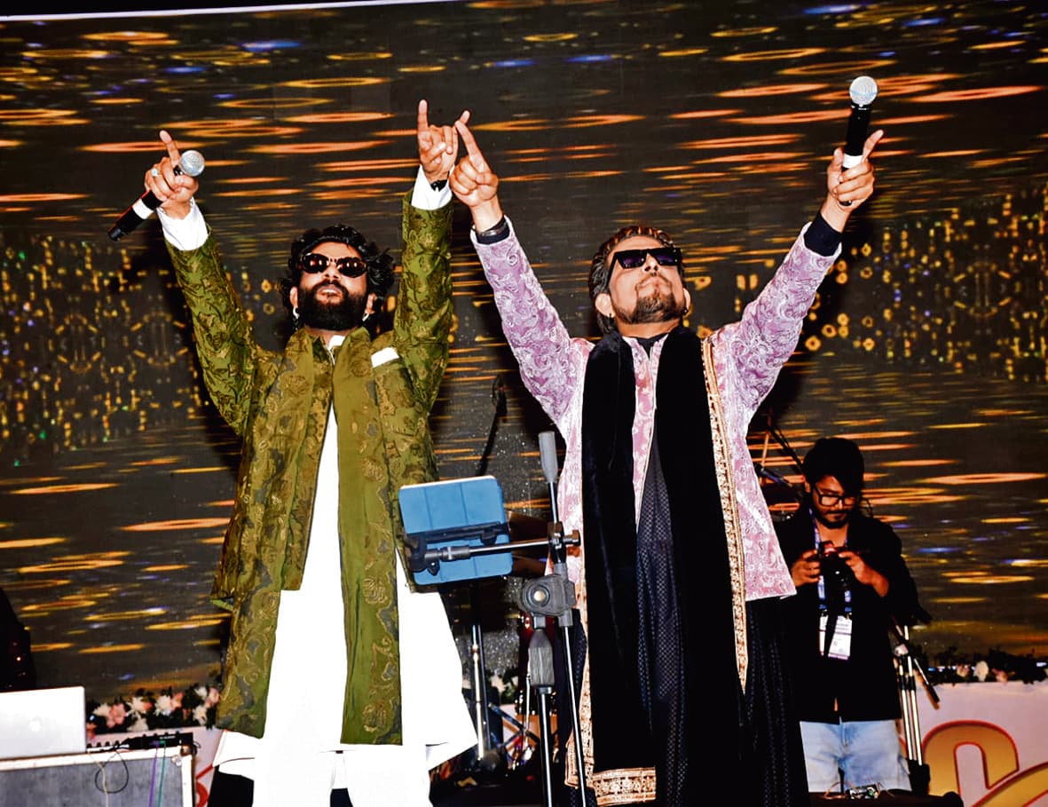 सांस्कृतिक कार्यक्रम में झूमे डॉक्टर