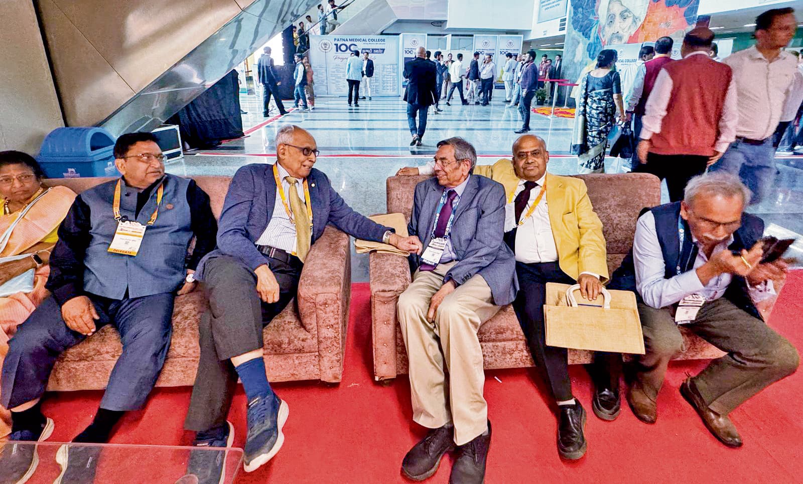 कॉलेज के दिनों की याद कर डॉक्टरों की छलकीं आंखें