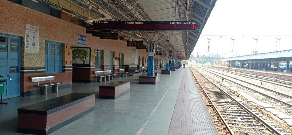 Deoghar News : दो मार्च को 12 लोकल ट्रेनें रहेगी रद्द, पांच ट्रेनों को शॉर्ट टर्मिशन और पांच के मार्ग में रहेगा परिवर्तन