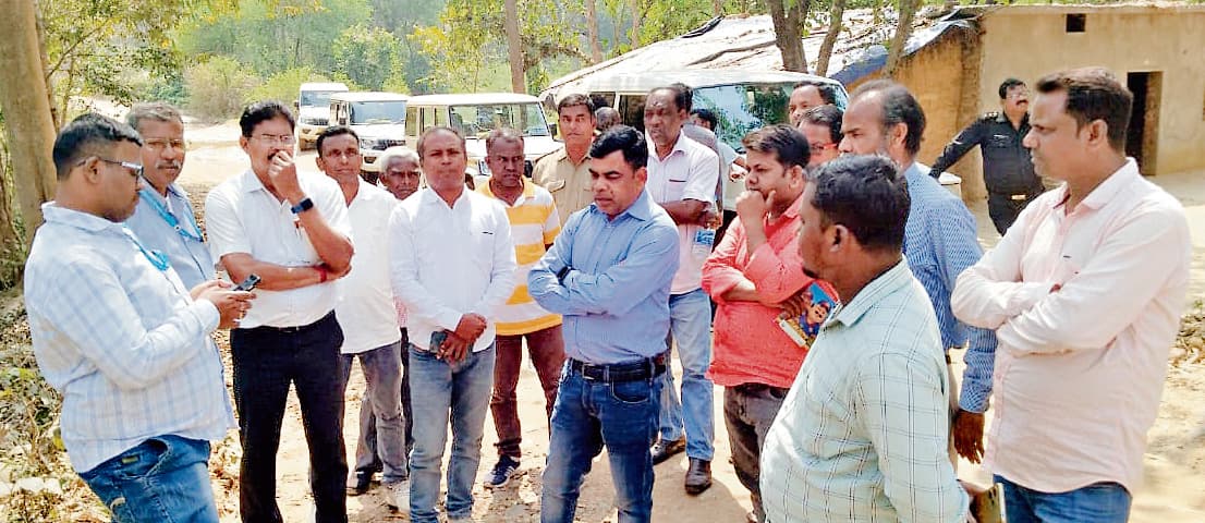 east singhbhum news: बागजाता जर्जर सड़क के गड्ढों को भरने का आदेश,