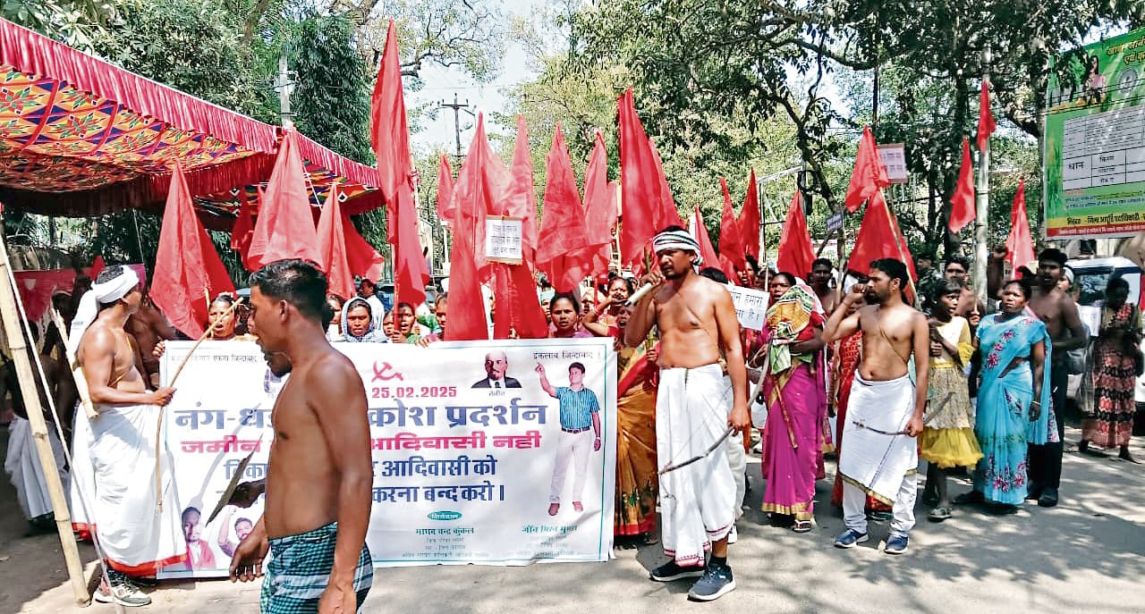 chaibasa news: जमीन अधिग्रहण के खिलाफ महासभा का नंग-धड़ंग प्रदर्शन