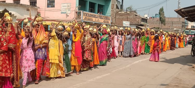Bhagalpur news गायत्री महायज्ञ को लेकर निकाली कलश शोभायात्रा
