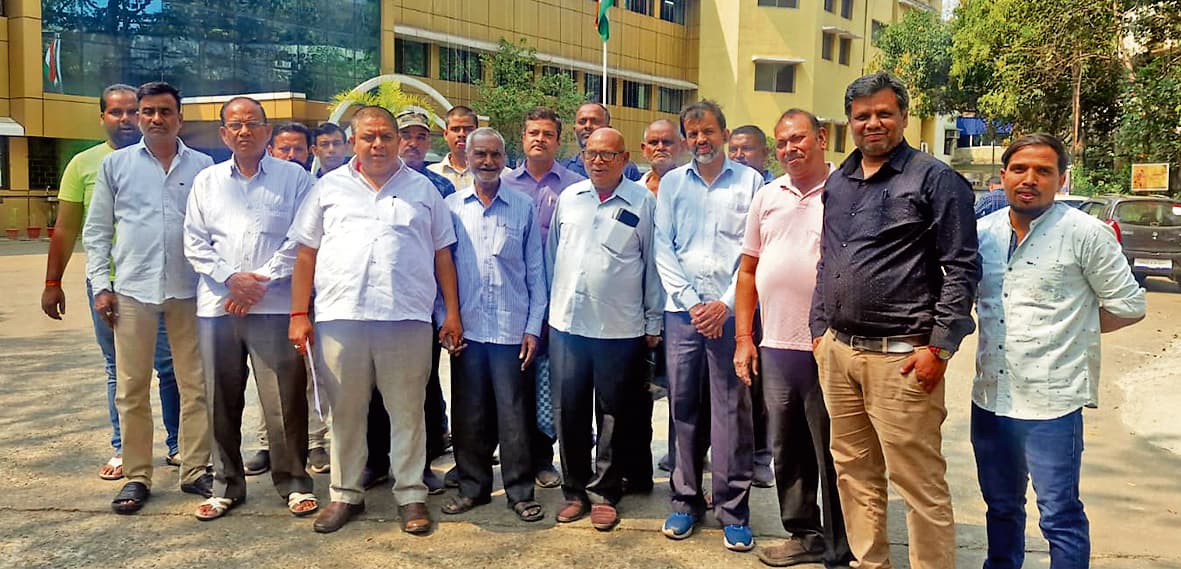 Jamshedpur News : मानगो के दुकानदारों ने डीसी कार्यालय के समक्ष किया प्रदर्शन