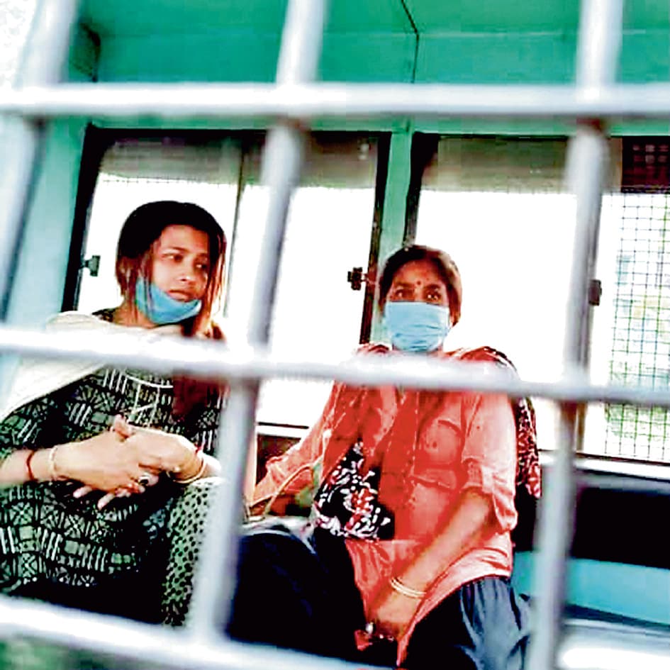 नदी में शव बहाने को पहुंचीं मां-बेटी गिरफ्तार