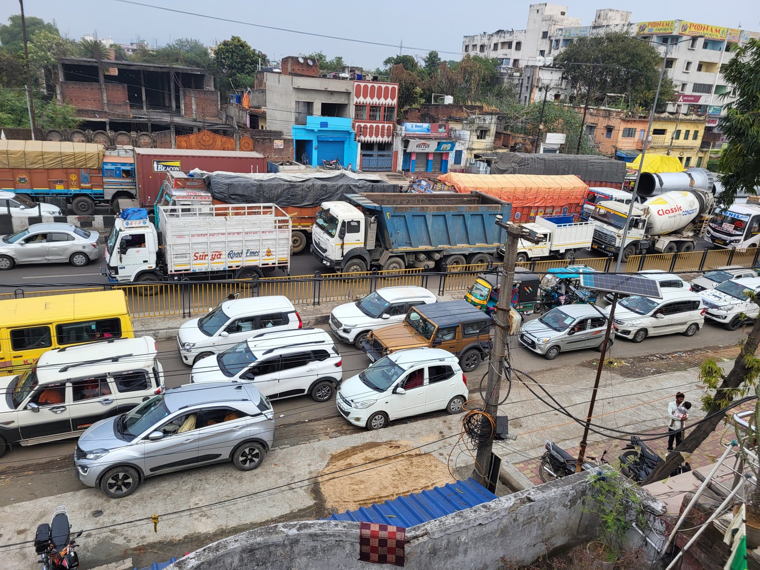 Dhanbad News : गोविंदपुर जीटी रोड में 12 घंटे जाम से हलकान रहे लोग